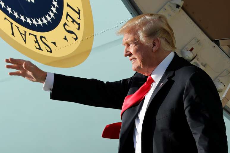 Presidente Donald Trump desembarca no Aeroporto Internacional de Palm Beach para a Páscoa. 29/03/2018.  REUTERS/Yuri Gripas