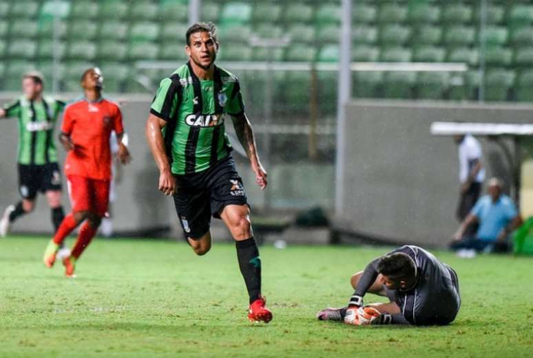 Rafael Moura revela que adaptação ao América-MG diminuiu o interesse na procura do Fluminense (Foto: Mourão Panda/América)