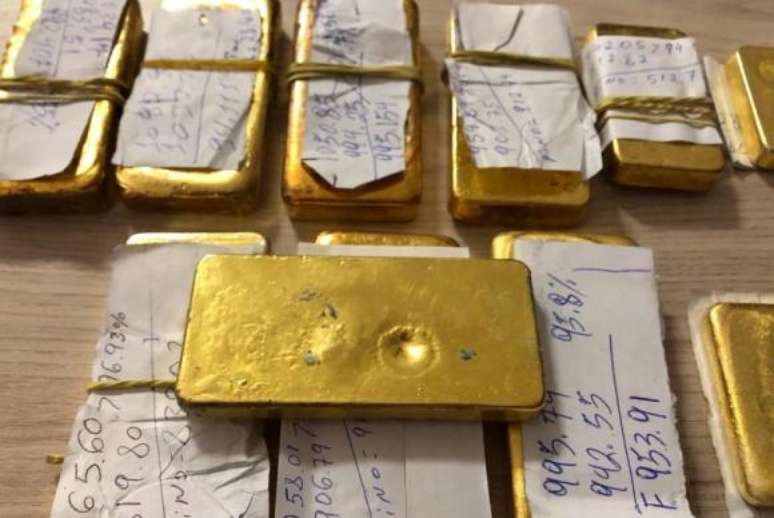 Barras de ouro estavam na bagagem do passageiro que foi preso. Ele mora no Pará