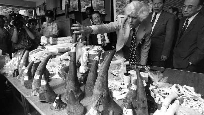 Emiss&aacute;rio da ONU Esmond Bradley Martin (centro) inspeciona chifres apreendidos em Taiwan