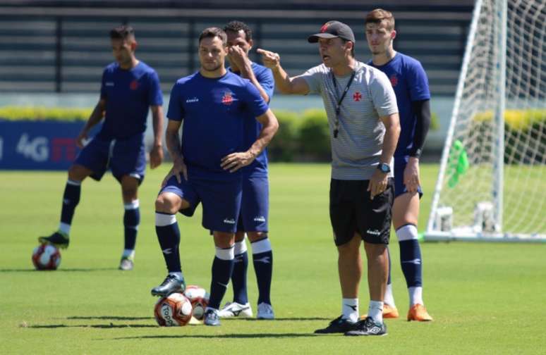 Zé Ricardo dá instrução no treino deste sábado (Foto: Carlos Gregório Jr/Vasco.com.br)