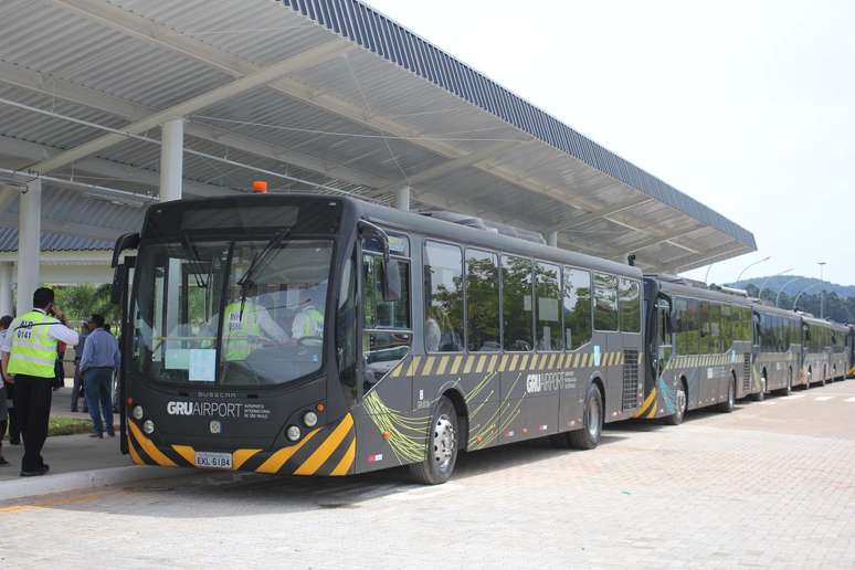 Ônibus que serão usados para ligar a estação de trem aos terminais do aeroporto
