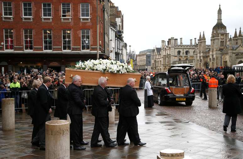 Caixão com o corpo de Stephen Hawking é carregado do lado de fora da igreja de St. Marys, em Cambridge