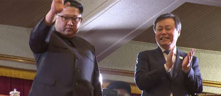 Kim Jong-un e o ministro da Cultura sul-coreano, Do Jong-whan, em Pyongyang