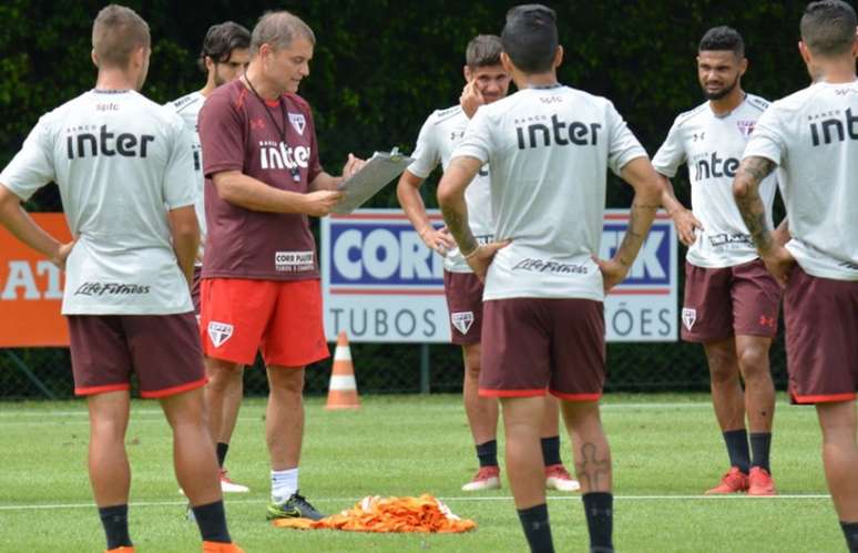 Aguirre comandou treinamento sem a presença da imprensa neste domingo (Felipe Espindola/www.saopaulofc.net)