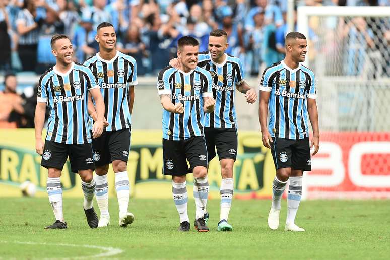 Jogadores do Grêmio, comemoram gol de Ramiro durante a partida entre Grêmio X Brasil de Pelotas, realizada na tarde deste domingo na Arena do Grêmio