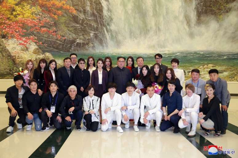 L&iacute;der norte-coreano, Kim Jong Un, posa para foto com cantores sul-coreanos de K-pop em Pyongyang, Coreia do Norte  02/04/2018 KCNA/via Reuters