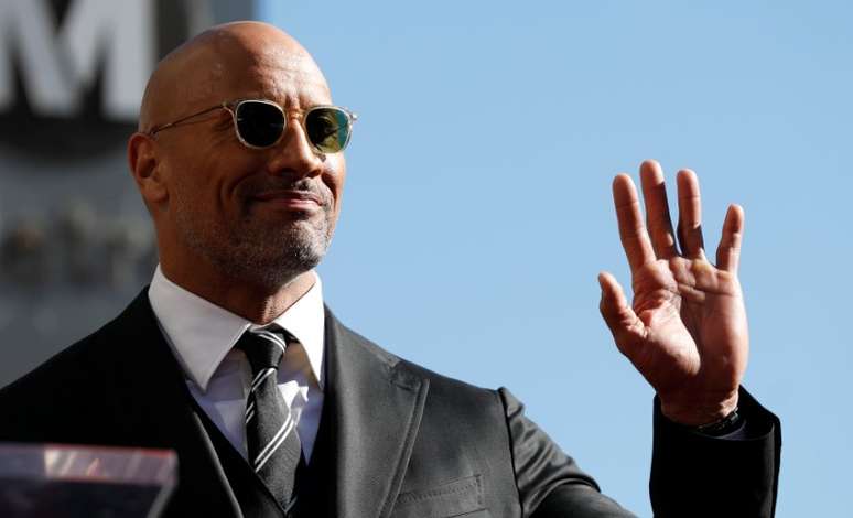 Ator Dwayne Johnson acena na Cal&ccedil;ada da Fama em Los Angeles
  13/12/2017     REUTERS/Mario Anzuoni 