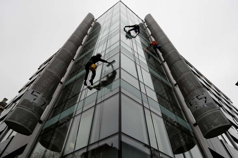 Limpadores de janela trabalham do lado de fora da sede da Cambridge Analytica em Londres, Reino Unido
24/03/2018
REUTERS/Peter Nicholls