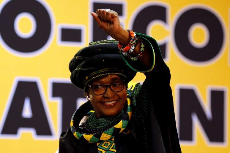 Winnie Madikizela Mandela acena em Johannesburgo
 16/12/2017    REUTERS/Siphiwe Sibeko 