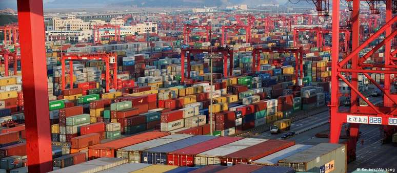 Terminal de contêineres no porto de Yangshan, na China.  