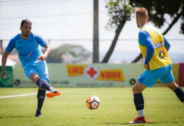 Edílson participou da atividade técnica, mas deixou o campo mais cedo ao lado de Arrascaeta (Foto: Vinnicius Silva / Cruzeiro)