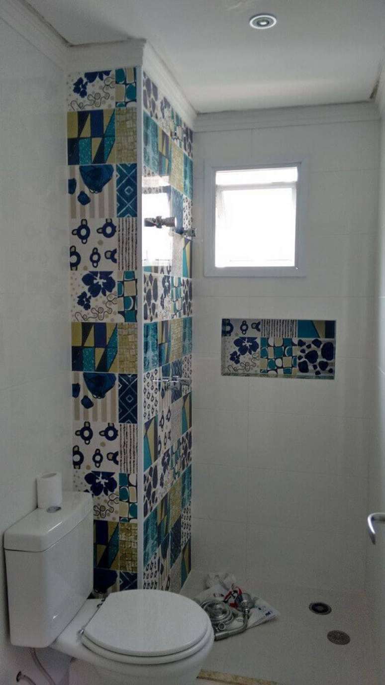 37. Decora&ccedil;&atilde;o de banheiro com nichos revestidos com azulejos decorativos