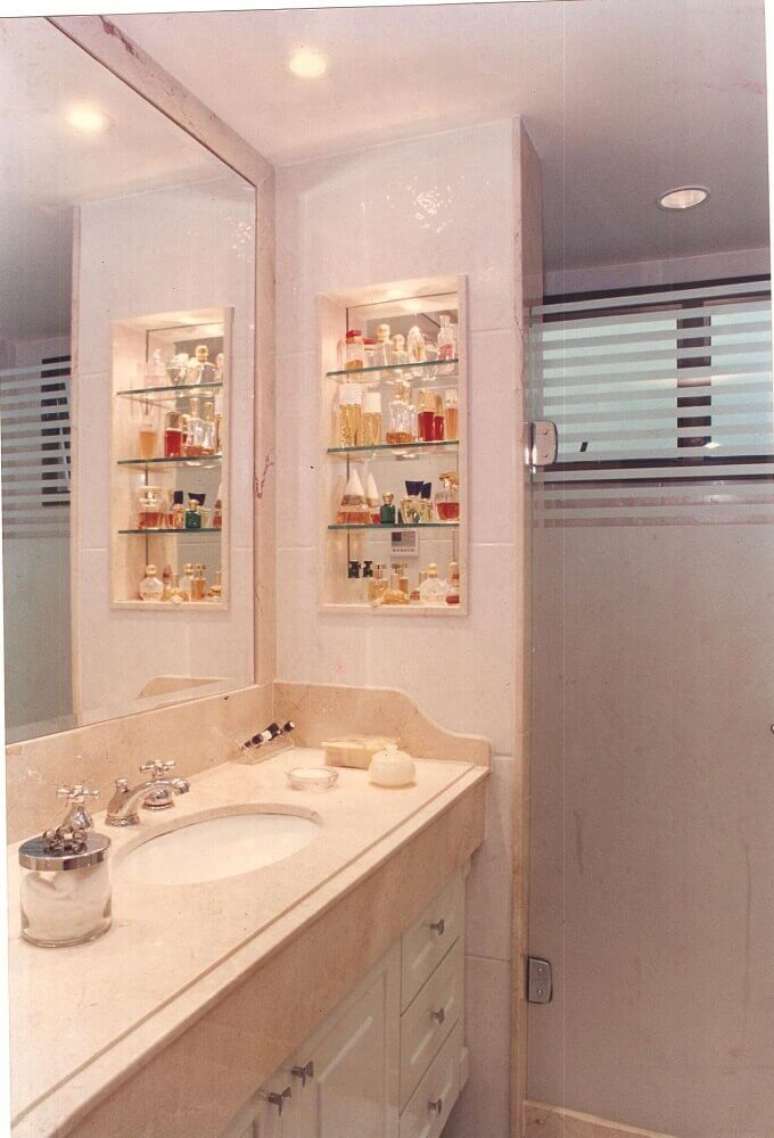 26. O nicho para banheiro com ilumina&ccedil;&atilde;o deixa o ambiente mais aconchegante