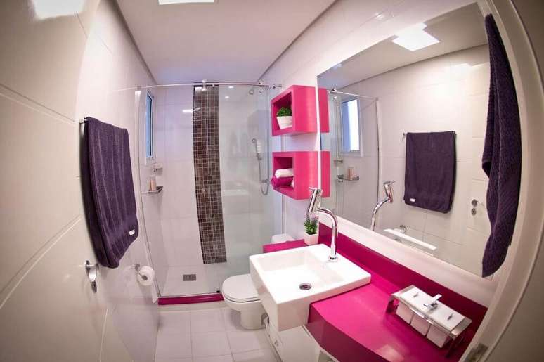 13. O banheiro com nicho colorido pode ganhar um charme a mais