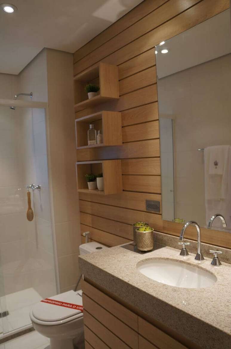 4. O banheiro com nicho de madeira fica super charmoso