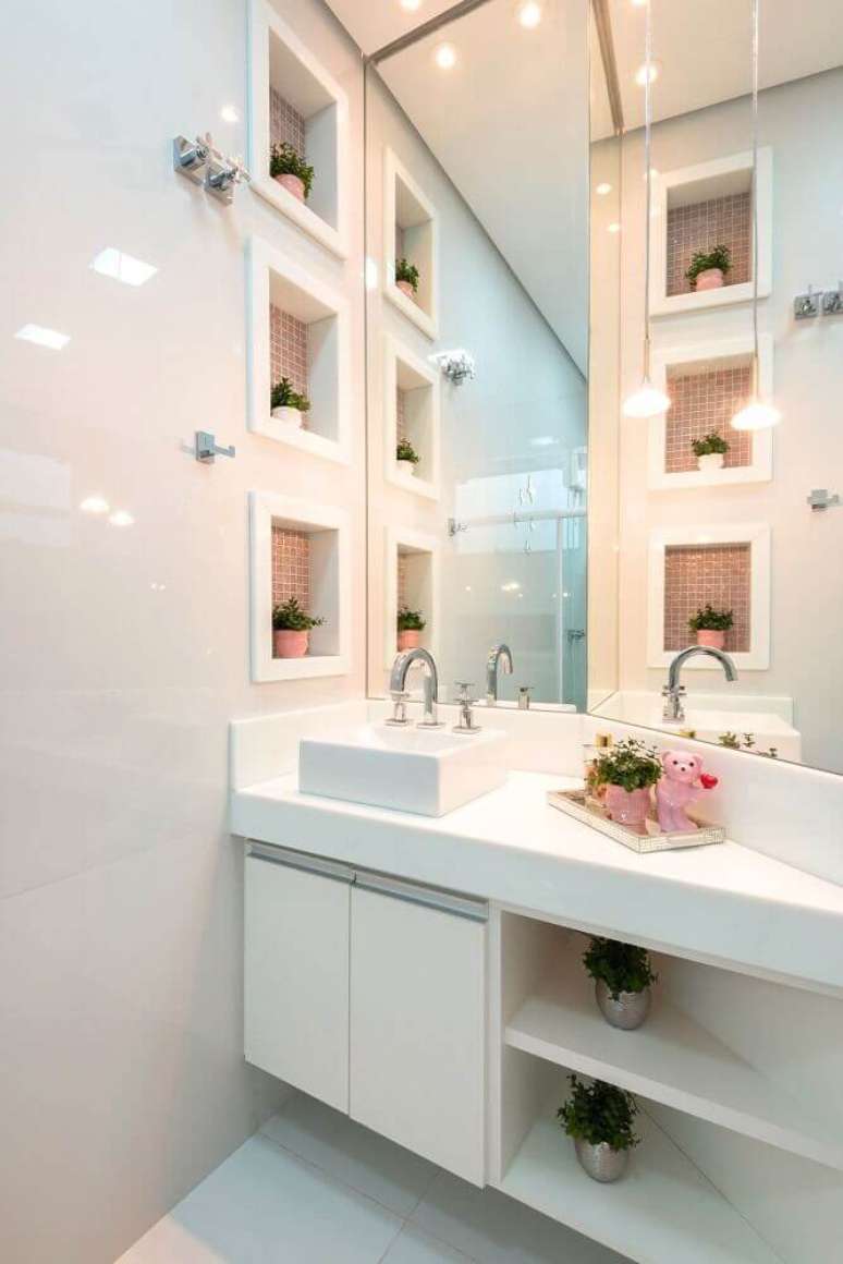 17. Linda e delicada inspiração de nicho para banheiro com porcelanato e pastilhas em tons de rosa trazendo feminilidade ao espaço