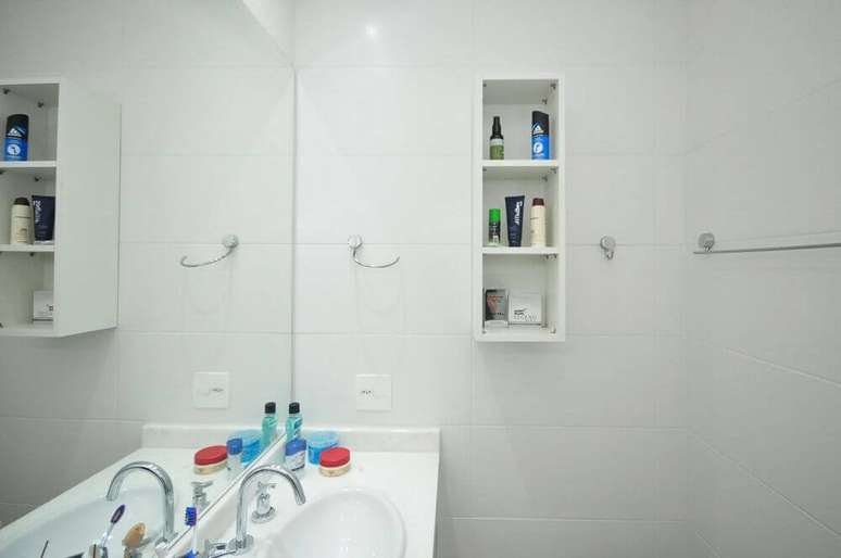 23. Decora&ccedil;&atilde;o com nicho para banheiro simples