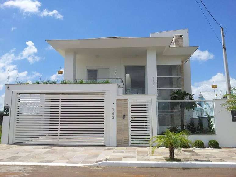 28. A frente de casas com muro de vidor ficam super modernas