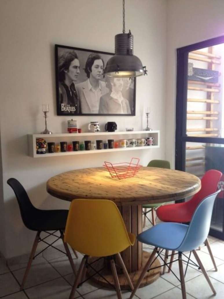 1. A mesa de carretel vai bem com qualquer estilo de decoração. Projeto de Rani Victor