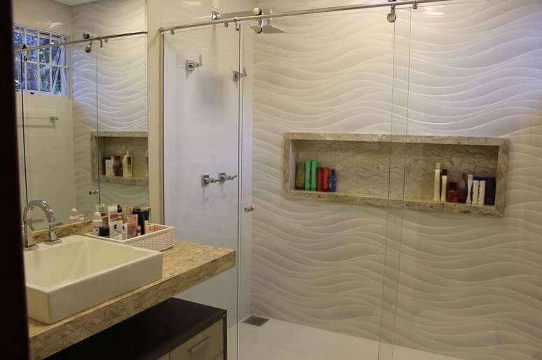 24. Nicho para banheiro em porcelanato dentro do box deixa o espa&ccedil;o bonito e otimizado
