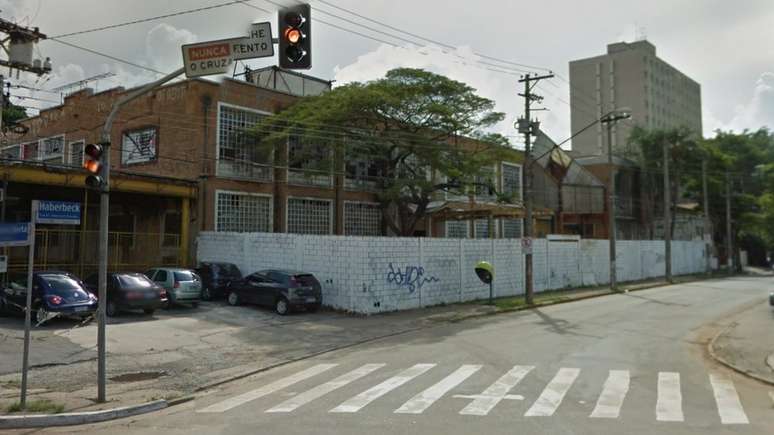 Visão do Google Street View, em 2011, de terreno que supostamente seria destinado ao Instituto Lula, na rua Dr. Haberbeck Brandão, em São Paulo