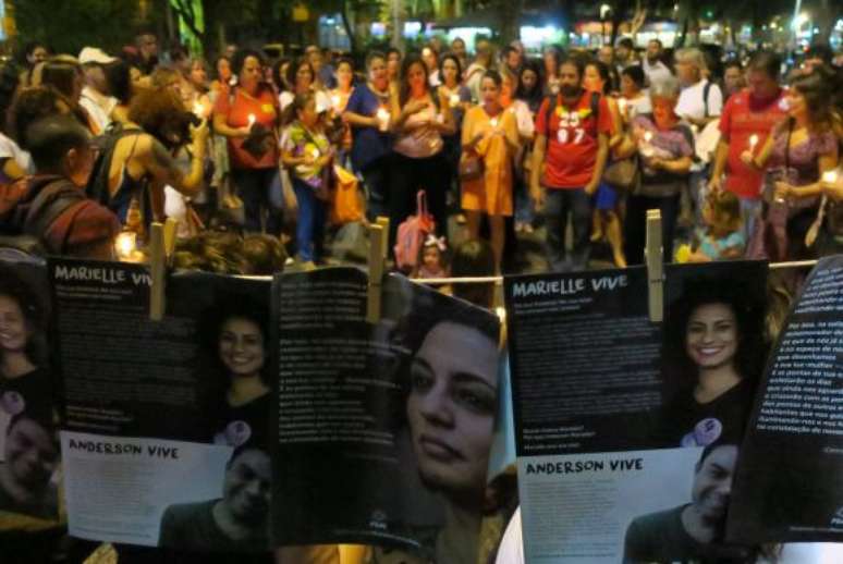 O ato Luzes para Marielle e Anderson reúne manifestantes no Largo do Machado. O público compareceu segurando velas e lanternas