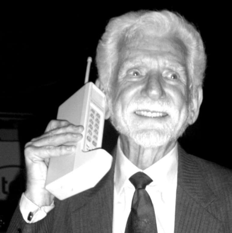 Martin Cooper, o pai dos celulares (Reprodução: Sonetics Corp)