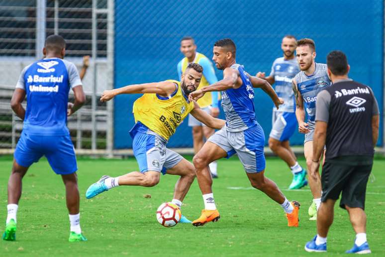 Jogadores participam de treino do Grêmio nesta terça-feira.