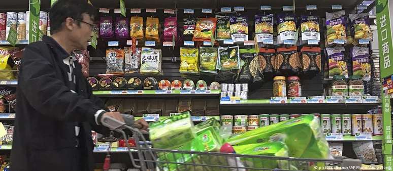 Produtos americanos em um supermercado chinês: frutas, frutas secas e vinhos dos EUA estão entre alvos de Pequim