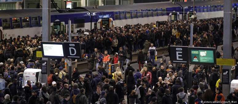 Caos na estação Gare de Lyon, no sudoeste de Paris: greve de ferroviários afeta milhares de passageiros na França