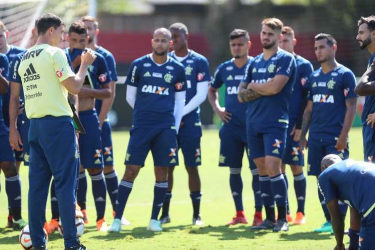 Mauricio Barbieri comanda atividades no Ninho do Urubu (Foto: Gilvan de Souza/Flamengo)