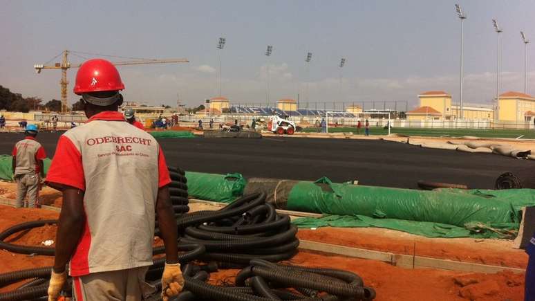 Angola recebeu créditos bilionários do BNDES, referentes à exportação de bens e serviços brasileiros, ligados à construção de infraestrutura por empreiteiras brasileiras.