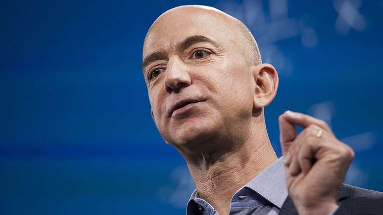 Fundador da Amazon, Bezos, além de ser considerado o homem mais rico do mundo, é dono do The Washington Post, jornal crítico do presidente