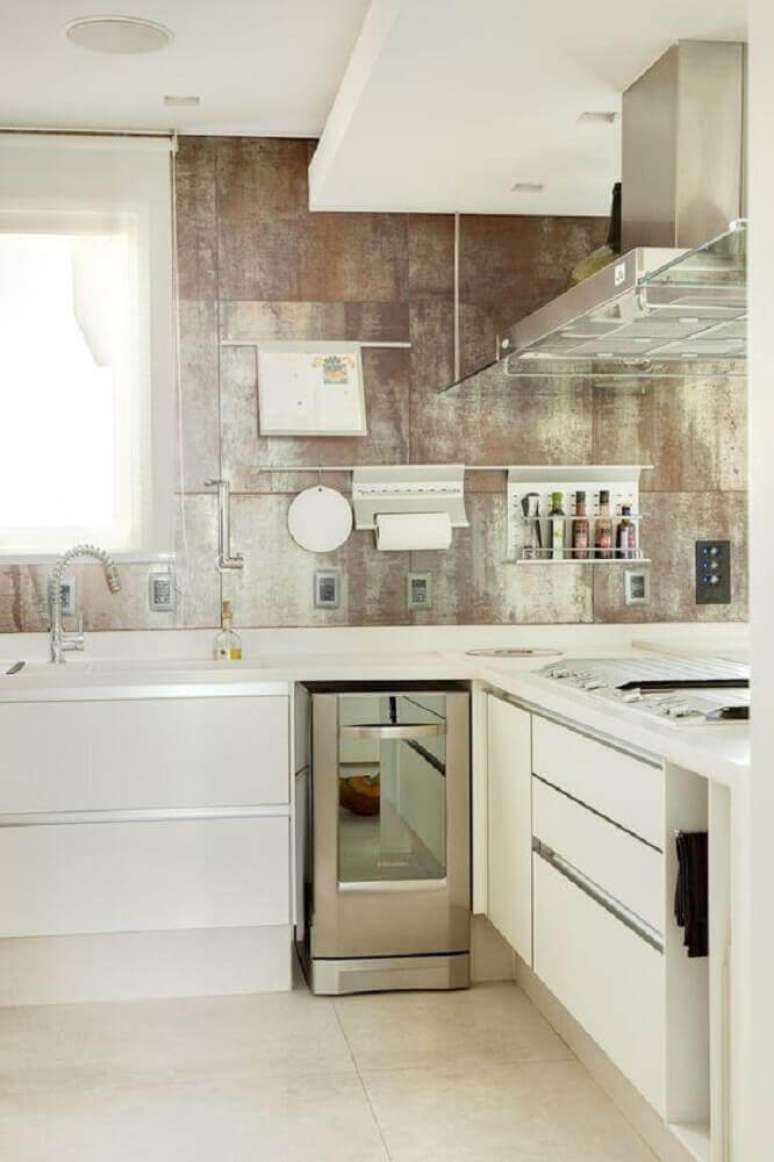 17. A cozinha com coifa de vidro garante leveza ao ambiente.
