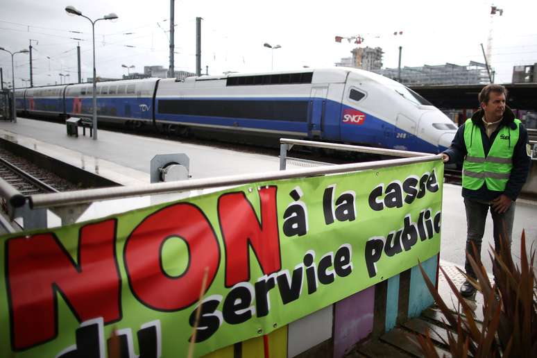 Funcionário da rede ferroviária de Paris em greve