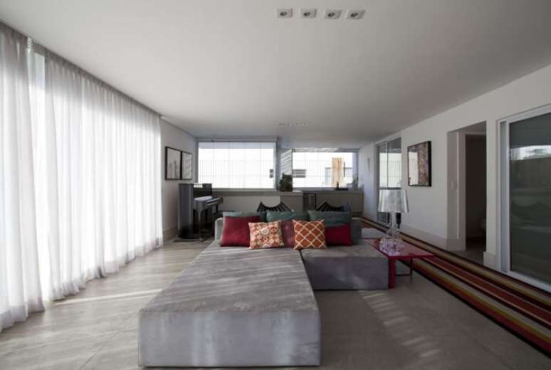 54. Sof&aacute; com chaise cinza longo. Projeto de AMC Arquitetura