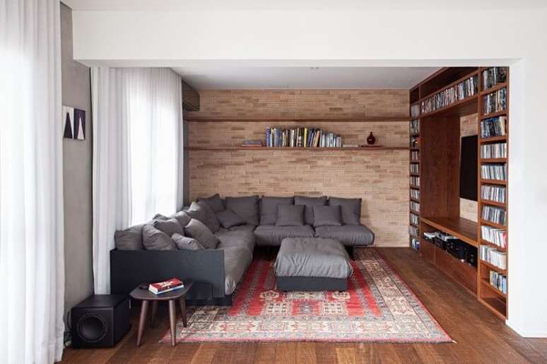 58. Existem tamb&eacute;m modelos de sof&aacute; de canto com chaise separado. Projeto de Korman Arquitetos