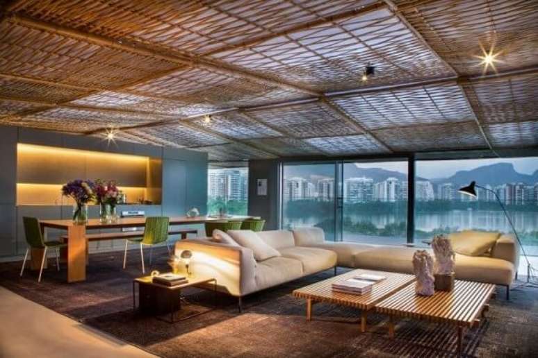 66. Sof&aacute; de canto branco. Projeto de Gisele Taranto