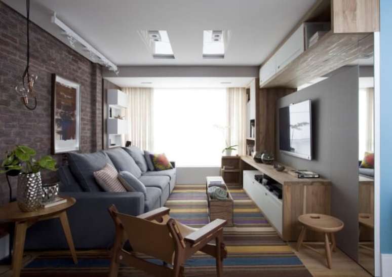 2. Para selecionar o melhor sof&aacute;, &eacute; importante pensar no tamanho do ambiente e nos usos que vai fazer dele. Projeto de Juliana Pippi