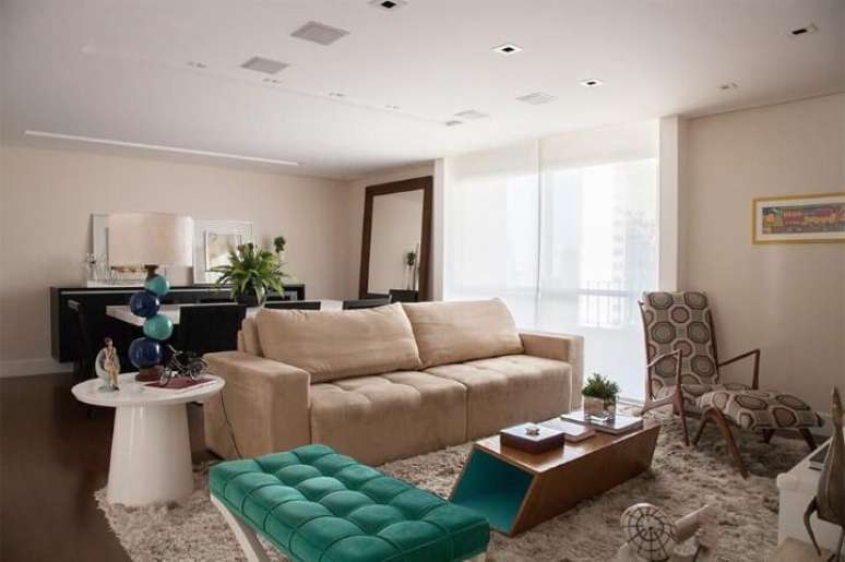 18. O fato de ser retr&aacute;til amplia o conforto deste sof&aacute; de dois lugares. Projeto de Sandra Sanches