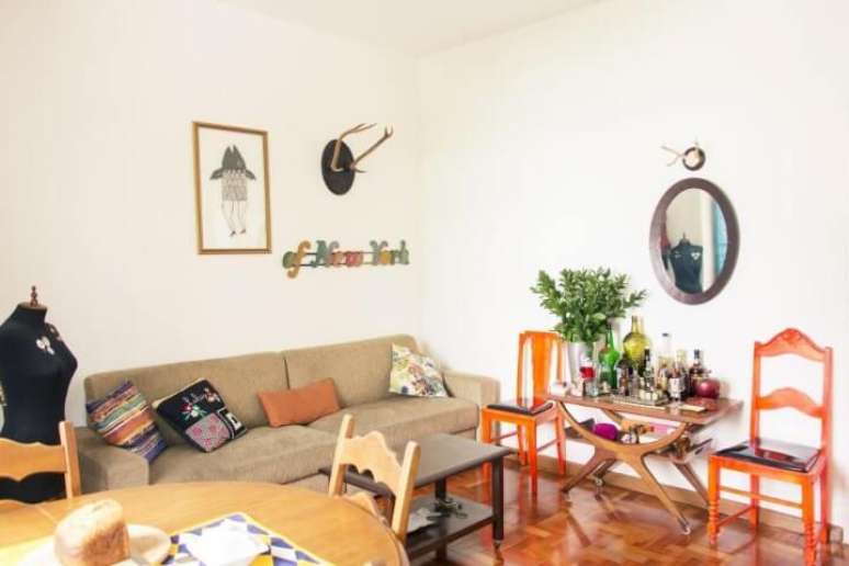 34. Modelos de sof&aacute; tradicional bege de dois lugares. Projeto de Casa Aberta