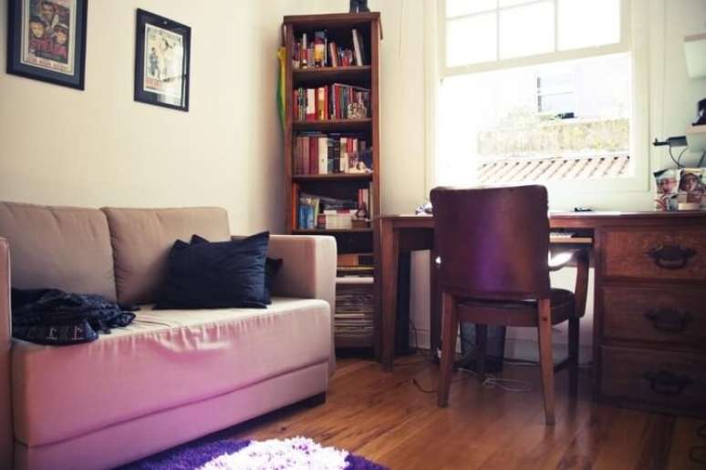 29. Sof&aacute; tradicional bege em home office. Projeto de Casa Aberta
