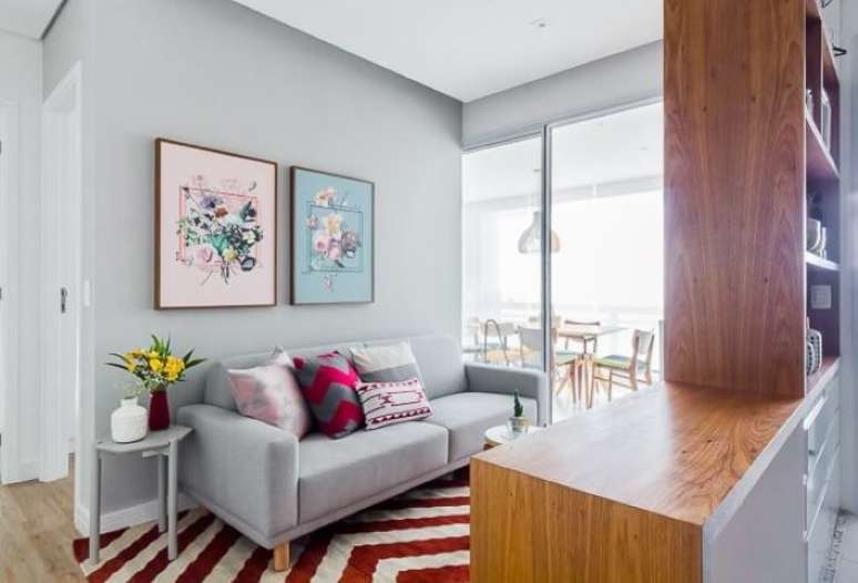 3. Aqui temos uma sala pequena com um sof&aacute; tradicional. Projeto de Duda Senna