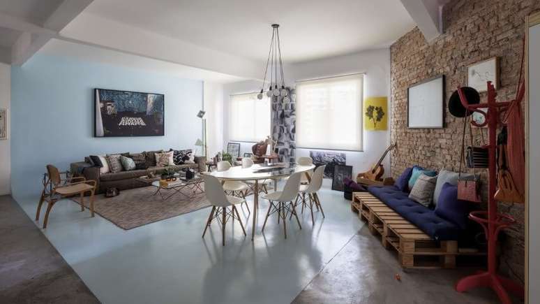 44. Sala ampla com dois modelos de sofá: tradicional e de futon. Projeto de Decoradoria Decoração Online