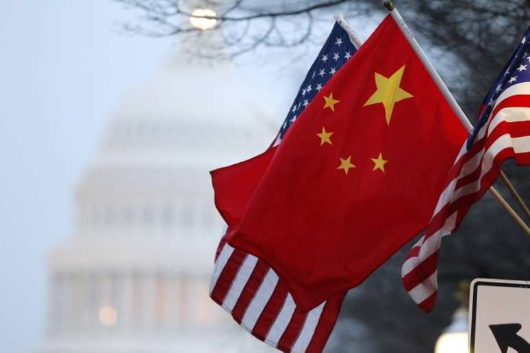 Bandeira da China e dos Estados Unidos s&atilde;o vistas em Washington 18/01/2011 REUTERS/Hyungwon Kang
