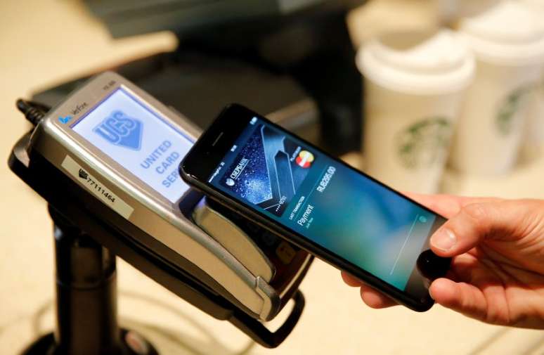 Homem usa Apple Pay em caf&eacute; em Moscou, na R&uacute;ssia 03/10/2016 REUTERS/Maxim Zmeyev