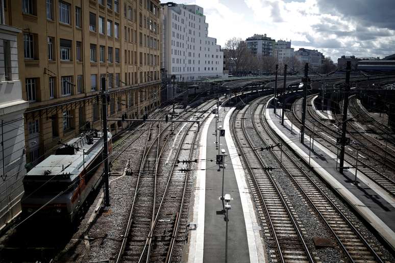 Locomotiva elétrica é vista estacionada na estação de trem Gare de l'Est durante greve nacional de funcionários ferroviários em Paris, França 04/04/2018 REUTERS/Benoit Tessier