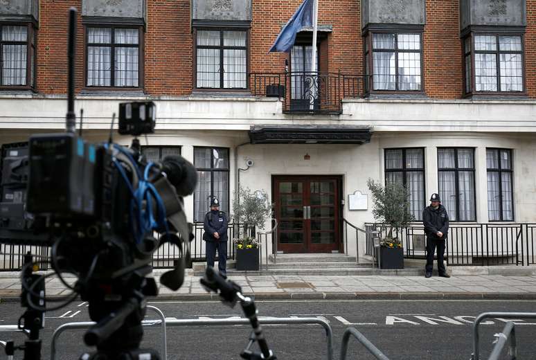 Equipes de TV na frente do Hospital King Edward VII onde o pr&iacute;ncipe Philip est&aacute; internado 4/4/2018 REUTERS/Henry Nicholls 