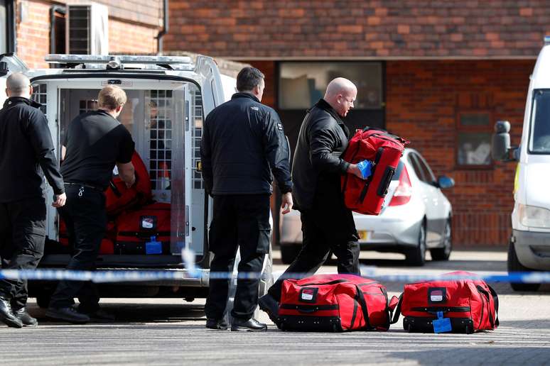 Policiais preparam equipamento para inspetores da Opaq começarem a trabakhar na cena do ataque ao ex-espião Sergei Skripal, em Salisbury, Reino Unido 
21/03/2018
REUTERS/Peter Nicholls 
